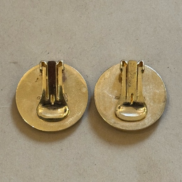 Beautiful signed Isle of Skye Mother of Pearl and gold Enamel
Clip-on Earrings - Picture 4 of 4
